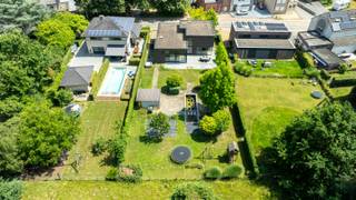Deze moderne woning met hoge plafonds is geschikt voor een groot gezin al dan niet in combinatie met een zelfstandige activiteit.De oorspronkelijke...