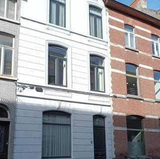 Welkom in de Overzet 6 te 9000 Gent. Ben je op zoek naar ruimte, licht en comfort op een uitstekende locatie? Deze verrassend ruime woning combineert karakter met hedendaags wooncomfort en is ideaal voor meerdere personen, gezinnen of als investering.<br /><br />Indeling gelijkvloers : <br /><br />Via de inkomhal betreedt u de woning, die toegang geeft tot de living met een aangename zitruimte en leefruimte en wordt extra gekenmerkt door twee authentieke schouwen en een warme parketvloer.<br />De trappenhal, die als centrale spil van de woning fungeert, zorgt voor een overzichtelijke indeling.<br />Aansluitend bevindt zich de aparte keuken met eetplaats, voorzien van elektrische toestellen.<br />Op het gelijkvloers vindt u tevens een badkamer met douche, lavabo en toilet.<br />De zuid-gerichte binnenplaats/koer (ca. 25 m²) is onderhoudsvriendelijk en biedt een rustige plek om te genieten van de buitenlucht en het mooie weer of te barbecueën met gezin en/of vrienden. Daarnaast is er een overdekte fietsenstalling en een praktische berging aansluitend aan de buitenruimte.<br /><br />Extra troef is de droge, ruime, bewoonbare en ingerichte kelder met natuurlijk licht, ideaal als hobbyruimte of extra opslag.<br /><br />Indeling verdiepingen:<br /><br />Op de eerste verdieping bevindt zich een ruime slaapkamer en een grote badkamer uitgerust met douche, dubbele lavabo en toilet.<br />De tweede verdieping telt twee volwaardige slaapkamers.<br />Op de derde verdieping vindt u een extra ruime slaapkamer met dakvenster, genietend van veel lichtinval en volledige privacy.<br /><br />Troeven:<br /><br />• Lichtrijke woning met hoge plafonds en een praktische indeling met tal van mogelijkheden<br />• 4 volwaardige ruime slaapkamers + bureau- of hobbyruimte<br />• Op elke slaapkamer lavabo met warm en koud water<br />• Energiezuinig: EPC B <br />• Overal dubbele beglazing en draai- en kiepramen <br />• Elke leef-en slaapruimte (ook de kelder) is voorzien van 1 of meer venster(s)<br />• Nieuw geïsoleerd asbestvrij onder - en bovendak<br />• Asbestveilige woning<br />• Elektriciteit conform<br />• Gekeurde condensatiegasketel<br />• Centrale verwarming in volledige woning (incl. kelder)<br />• Overzichtelijke indeling via centrale trappenhal en palier<br />• Charmante parketvloeren in leefruimte en alle slaapkamers<br />• Onderhoudsvriendelijke keramische vloertegels in de inkom en de keuken<br />• Zuidgerichte, onderhoudsvriendelijke koer en binnenplaats<br />• Overdekte fietsenstalling + berging<br />• Autoparking om de hoek, altijd parkeergelegenheid <br />• Uitstekende mobiscore 94% <br /><br />Ligging<br /><br />Gelegen op een centrale, maar rustige locatie met uitstekende bereikbaarheid.<br />Op korte fiets -of wandelafstand van winkels (Lidl, Carrefour, Delhaize,...), scholen (basis-, kleuter-, volwassen-, hogescholen, universiteiten), bakker, slager, apotheek, banken, openbaar vervoer en belangrijke invalswegen/autostrade waardoor je moeiteloos elke bestemming kan bereiken. Daarnaast bevindt u zich vlakbij groene zones zoals de Coupure, Blaarmeersen en de Watersportbaan — ideaal voor wie houdt van ontspanning, sport en natuur. Dankzij deze centrale ligging geniet u van het beste van beide werelden : een rustige woonomgeving en toch vlakbij winkels, scholen, openbaar vervoer en het historische stadscentrum.<br /><br />Vraag snel een bezoek aan voor deze veelzijdige en energiezuinige woning met ruimte, licht en een uitstekende ligging!