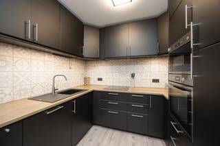 Recente duplex met 3 slaapkamers en terras (120m2) Op deze centrale locatie te Wijnegem vinden we dit recent gebouwde appartementsgebouw terug. Het...