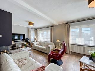 <strong>PLUSPUNTEN:</strong><br />+ perceeloppervlakte: 947 m²<br />+ bewoonbare oppervlakte: 251 m²<br />+ 4 slaapkamers<br />+ uitzonderlijke ligging aan het water<br />+ EPC-score B (166 kWh/m²)<br />+ unieke combinatie van rust, ruimte en bereikbaarheid<br />+ aanwezigheid van zonnepanelen en groenestroomcertificaten<br />+ aanwezigheid van thuisbatterij<br />+ in overleg beschikbaar vanaf 1 oktober 2027<br /><br /><strong>ALGEMEEN:</strong><br />Op een unieke locatie in Bocholt, langs het water en toch op wandelafstand van winkels, scholen en andere dagelijkse voorzieningen, vinden we deze charmante gezinswoning terug. Hier geniet u van een rustige woonomgeving met een bijzonder uitzicht, zonder in te boeten aan bereikbaarheid en comfort.<br /><br />Gelegen op een perceel van 947 m² en met een bewoonbare oppervlakte van maar liefst 251 m², biedt deze woning alle ruimte die een gezin zich kan wensen. De woning verwelkomt u met aangename leefruimtes waar licht, ruimte en gezelligheid centraal staan. Dankzij de praktische indeling vormt deze woning een ideale thuisbasis voor gezinnen die op zoek zijn naar een combinatie van wooncomfort en functionaliteit.<br /><br />Op de verdieping bevinden zich vier volwaardige slaapkamers en een dressing, waardoor er voldoende plaats is voor een groter gezin, een thuiswerkplek of een hobbyruimte. De verschillende ruimtes bieden tal van mogelijkheden en kunnen eenvoudig worden aangepast aan de noden van de toekomstige bewoners.<br /><br />Een van de grootste troeven van deze eigendom is zonder twijfel de ligging. Wonen aan het water zorgt voor een unieke sfeer en een gevoel van rust dat elke dag opnieuw terugkomt. Of u nu geniet van een kop koffie met zicht op het kanaal, een wandeling in de omgeving maakt of gewoon thuiskomt na een drukke werkdag, hier ervaart u wonen op een plek waar ontspanning centraal staat.<br /><br />De combinatie van de ruime bewoonbare oppervlakte, het grote perceel, de vier slaapkamers en de uitzonderlijke ligging maakt van deze woning een bijzonder interessante opportuniteit. Een warme gezinswoning waar rust, ruimte en een centrale ligging hand in hand gaan.<br /><br /><strong>BEZOEKMOMENT:</strong><br />De foto's geven u alvast een sfeervolle eerste indruk van deze bijzondere woning. Om de ruimte, de unieke ambiance en de rust van de groene omgeving echt te beleven, nodigen wij u van harte uit voor een persoonlijke bezichtiging.<br /><br /><strong>INDELING:</strong><br />+0: inkomhal, woonkamer, keuken, toilet, badkamer, berging, garage, achter inkom, tuinhuis.<br />+1: nachthal, 4 slaapkamers, dressing. <br />zolder toegankelijk met vaste trap.<br /><br /><strong>FINANCIERING:</strong><br />Een succesvolle vastgoedtransactie begint met een goede voorbereiding. Wij adviseren kandidaat-kopers om hun financiële mogelijkheden tijdig in kaart te brengen, zodat zij met de nodige zekerheid en vertrouwen kunnen handelen wanneer de juiste opportuniteit zich aandient.<br /><br /><strong>VERKOPEN OF VERHUREN MET EEN STRATEGISCHE AANPAK?</strong><br />Dankzij het vertrouwen van onze klanten en onze sterke marktpositie zijn wij voortdurend op zoek naar kwalitatieve eigendommen. Overweegt u te verkopen of te verhuren? Ontdek vrijblijvend onze persoonlijke aanpak en hoe wij uw eigendom optimaal positioneren om de juiste doelgroep te bereiken.<br /><br /><strong>ALS EERSTE OP DE HOOGTE VAN NIEUW AANBOD:</strong><br />De beste eigendommen worden vaak gevonden vóór ze breed beschikbaar zijn. Schrijf u vrijblijvend in via onze website en ontvang nieuw aanbod dat aansluit bij uw wensen en zoekcriteria.<br /><br /><strong>UW VASTGOED, ONZE EXPERTISE:</strong><br />Elke eigendom verdient een persoonlijke strategie. Met een combinatie van marktkennis, professionele presentatie, actieve klantenbenadering en een sterk netwerk begeleiden wij onze klanten naar een succesvol resultaat.<br /><br /><strong>PERSOONLIJKE SERVICE, PROFESSIONELE BEGELEIDING:</strong><br />Een vastgoedbeslissing vraagt een doordachte aanpak. Ons ervaren team staat klaar om u persoonlijk te adviseren en te begeleiden bij elke stap. Contacteer ons via +32 89 87 03 67 of via info@immosign-plus.be.