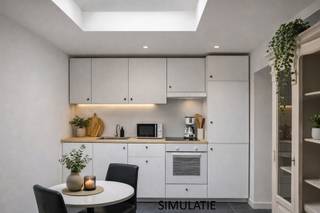 <p>TE KOOP IN GERAARDBERGEN<br /><br />In het centrum van Geraardsbergen bevindt zich deze volledig gerenoveerde en instapklare woning. Dankzij de centrale ligging geniet u van alle voorzieningen op wandelafstand én voldoende gratis parkeergelegenheid voor de deur.</p>
<p>Indeling: Gezellige leefruimte, kleine berging met aansluiting voor wasmachine, volledig uitgeruste keuken met o.a. keramische kookplaat, oven, dampkap, koelkast en diepvries, badkamer met toilet, lavabo en douche, koertje, 2 slaapkamers</p>
<p>De woning is voorzien van centrale verwarming op aardgas, dubbele beglazing, een geïsoleerd dak en een conforme elektrische installatie (gekeurd tot 2044).</p>
<p>Deze eigendom is ideaal voor een alleenstaande of een jong koppel, maar vormt eveneens een uitstekende opportuniteit als opbrengsteigendom. De woning is momenteel verhuurd, wat het extra interessant maakt voor investeerders.</p>
<p>Interesse?<br />Bel voor meer informatie naar Jordi 0477/32.61.53.</p>