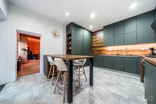 We Invest et Léa ( 0485.60.06.82) vous présente...À vendre à Seraing : magnifique maison de 234m² (surface PEB) au potentiel de 5 chambres.Construite...