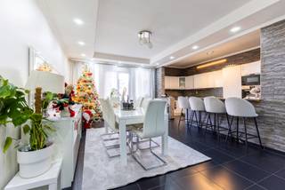 Dit opbrengsteigendom of meergezinswoning is gelegen te Hoboken. Het eigendom vormt een interessante opportuniteit voor investeerders of grote gezinnen die op zoek zijn naar een pand met meerdere woonmogelijkheden. Het gebouw bestaat uit 2 woongelegenheden.<br /><br />Het gelijkvloers is momenteel verhuurd en bestaat uit een woonkamer, 2 slaapkamers, berging badkamer en overdekte koer achteraan.<br /><br />Het eerste en tweede verdiep is verdeeld in een duplex appartement. Op de 1ste verdieping vinden we de ruime woonkamer met open keuken, 1ste badkamer, 1 slaapkamer en overdekt terras vanwaar je toegang hebt tot de koer met tuinberging. <br />Het 2e verdiep omvat 3 slaapkamers, 2e badkamer en groot terras. Eveneens is er ruime zolder aanwezig.<br /><br />Sterke punten:<br />- Gunstige EPC voor beide woongelegenheden (label B)<br />- Ligging nabij invalsweg A12 (ideaal richting Brussel-Mechelen of Antwerpen). <br />- Meerdere slaapkamers en badkamers<br />- Ideaal als investering of voor grote gezinnen<br /><br />Interesse in deze interessante eigendom? Neem gerust contact met ONE Vastgoed op (03/360.85.30) voor meer informatie of een bezoek ter plaatse.