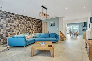 <p>Voor meer info of een bezoek, bel Leentje - 054 78 90 01 - Deze woning in Erwetegem is<strong> volledig gerenoveerd met kwalitatieve materialen en is werkelijk instapklaar</strong>. Op het gelijkvloers komt u binnen in de ruime living met aangrenzend <strong>de vernieuwde en ingerichte keuken</strong>. Verder op het gelijkvloers bevindt zich een berging én toegang tot het gedeeltelijk overdekt terras. Achteraan de woning is er zicht op de tuin die voor alle duidelijkheid <strong>niet</strong> behoort tot de woning! Tevens is er een kelder aanwezig. Op de eerste verdieping bevindt zich een nachthal, een badkamer met ligbad en <strong>een eerste slaapkamer</strong>. Op de tweede verdieping is er <strong>een ruime tweede slaapkamer van bijna 20m²</strong>. Gunstig<strong> EPC B</strong> = laag energieverbruik -<strong> Elektriciteit conform</strong> - <strong>Asbestveilig</strong>. Ideale starterswoning mét topverbinding naar centrum én station Zottegem. (Maatregelen opgenomen in het maatregelenregister: neen)</p>