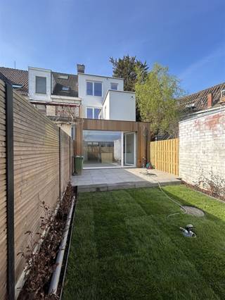 <p>In het gegeerde Heverlee namelijk in een zijstraat van de Naamsesteenweg, de Groenstraat bieden wij u deze gerenoveerde woning aan.<br />Het pand is gelegen op een perceel van 1are en telt meer dan 170m² bewoonbare oppervlakte. Het pand kan omschreven worden als lichtrijk, zeer ruim en genietende van rust in de nabijheid van belangrijke voorzieningen en invalswegen. De gelijkvloerse verdieping bestaat uit een inkomhal met apart toilet en een leefruimte. De leefruimte is onderverdeeld in een living, eetplaats en moderne open keuken met eiland. Grenzend aan deze ruimte is de tuin dewelke mooi aangelegd is. Genieten van het zonnetje zal hier niet ontbreken. De woning heeft tevens een kelder! Verdieping 1 en 2 bestaan uit 4 ruime slaapkamers waarvan 1 slaapkamer een duplex is. Bijkomend is er een badkamer met inloopdouche.<br /><br />Wenst u een bezichtiging ter plaatse? Met plezier! Contacteer onze Vastgoedmakelaar Jacky: jacky@connect-immo.be - 0495 53 46 49 of jacky@connect-immo.be<br />EPC: label B - 181 kWh/m² - 3804292</p>