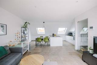 <p><span>Meulebeke - Recent en lichtrijk appartement met terras </span></p><p><span> </span></p><p><span>Bent u op zoek naar een recent en instapklaar appartement ? Dan is dit appartement iets voor u! </span></p><p><span>Dankzij de moderne afwerking, praktische indeling en aangename lichtinval geniet u hier van optimaal wooncomfort. </span></p><p><span> </span></p><p><span>De belangrijkste troeven: </span></p><ul><li><span>Recent gebouw (2018)</span></li><li><span>Lift aanwezig</span></li><li><span>Slechts één appartement per verdieping</span></li><li><span>Rustige ligging nabij het centrum </span></li></ul><p><span> </span></p><p><span>Indeling: </span></p><p><span>Via de inkomhal bereikt u de ruime leefruimte met veel natuurlijk licht en toegang tot het terras. De open keuken sluit naadloos aan op de eet-en zithoek. Verder beschikt het appartement over een volwaardige slaapkamer en een badkamer met douche, ligbad, lavabo en toilet. Verder beschikt het appartement nog over een aangenaam terras. </span></p><p><span> </span></p><p><span>Praktische info: </span></p><p><span>Richtprijs: 225.000 euro </span></p><p><span>EPC: B</span></p><p><span>Beschikbaar vanaf: 01/01/2027</span></p><p><span> </span></p><p><span>Interesse in dit verzorgd en recent appartement? Neem gerust contact met ons op voor meer informatie of een bezoek ter plaatse. </span></p>