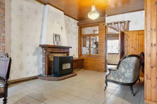 <p><span>Ben je op zoek naar een charmante woning op een toplocatie in het hart van Tongeren? Dan is dit jouw kans! Deze gezellige woning combineert een praktische indeling met een uitstekende ligging vlak bij winkels, scholen, openbaar vervoer en het bruisende stadscentrum.</span></p><p><span> </span></p><p><span>Indeling: </span></p><p><span>Gelijkvloers: Inkomhal, ruime leefruimte, ingerichte keuken met kasten en toestellen, wasplaats, badkamer (voorzien van lavabo, douche &amp; toilet), berging.</span></p><p><span>Verdieping 1: Nachthal, twee slaapkamers en extra bergruimte.</span></p><p><span>De geïsoleerde zolderverdieping is te bereiken via een vaste trap (UITBREIDINGSMOGELIJKHEDEN!).</span></p><p><span> </span></p><p><span>Buiten geniet van je van een afgesloten koer, perfect voor een leuke zithoek of een veilige speelplek.</span></p><p><span>Bovendien zijn er voldoende parkeermogelijkheden in de directe omgeving!</span></p><p><span> </span></p><p><span>Aarzel niet en plan snel je bezoek voor het te laat is! Neem contact op met Kenneth (kenneth.pollet@vastgoedhuys.be) op 0472/03 25 88 of met Melissa (melissa.cardaci@vastgoedhuys.be) op 0486/54 71 80.</span></p>