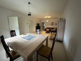 <p>Welkom in het hart van Hove! Ontdek de talrijke voorzieningen, kindvriendelijke faciliteiten en diverse recreatiemogelijkheden die deze buurt te bieden heeft. Scholen, winkels, openbaar vervoer en belangrijke invalswegen bevinden zich op wandelafstand.<br /><br /><span>Indeling</span><br />Bij het betreden van dit prachtige appartement komt u via de inkomhal (met tegelvloer) in de lichtrijke leefruimte terecht. Deze gezellige ruimte staat in verbinding met een gesloten keuken, volledig uitgerust met hedendaags comfort.<br />Het appartement beschikt over twee ruime slaapkamers en een badkamer met ligbad en douche. Daarnaast is er ook een apart gastentoilet, wat zorgt voor extra gemak. Via de terrasdeur in de slaapkamer bereikt u de oost-georiënteerde tuin perfect om te genieten van de ochtendzon.<br />Voor extra opslag is er een kelder inbegrepen, en uw auto parkeert u veilig in de privatieve garagebox.<br /><br />EPC-score: 238 kWh/m²/jaar <br /><br /><span>Praktische informatie</span><br />Huurwaarborg: 3 maanden<br />Plaatsbeschrijving: €225 incl. btw per partij<br />Maandelijkse gemeenschappelijke kosten: €80 (omvat elektriciteit gemeenschappelijke delen, lift, onderhoud, enz.)</p>