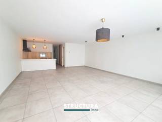 In de recente residentie “Oud Miereghem” bevindt zich dit aangename gelijkvloerse appartement met een privatieve tuin en een westgericht terras. Dankzij de lichtrijke leefruimte, de praktische indeling en de mooie buitenruimte geniet u hier van hedendaags wooncomfort in een aangename omgeving.Het appartement is bovendien reeds verhuurd, wat het ook bijzonder interessant maakt als investering.IndelingGelijkvloerse verdieping: inkomhal, lichtrijke leefruimte met open keuken en grote schuiframen naar het terras en de tuin, afzonderlijk toilet, berging, badkamer met inloopdouche en 2 slaapkamers (± 12,5 m² en ± 8,5 m²).Kelder: privatieve kelderberging.Parkeren: ondergrondse autostaanplaats verplicht aan te kopen voor € 25.000. Mogelijkheid tot aankoop van een tweede autostaanplaats.Karakteristieken- Recent gebouw (2020)- Energiezuinig – EPC-label A- Conforme elektrische installatie- Verhuurd sinds 2021 aan € 1.242,43/maand (incl. lasten)Of u nu op zoek bent naar een interessante vastgoedinvestering of een modern appartement met een aangename buitenruimte, dit pand heeft heel wat te bieden.Interesse? Contacteer ons voor meer informatie of een bezoek via 02 460 80 46 of info@structura.be.