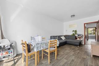 Op de grens tussen Sint-Joost-ten-Node en Schaarbeek, vlak bij het Armand Steurs-plein, kunt u dit appartement met 1 slaapkamer van 67 m² ontdekken, gelegen op de 3e verdieping van een klein mede-eigendom met slechts 5 woningen, met zeer lage gemeenschappelijke kosten.<br /><br />Het appartement bestaat uit een inkomhal van ±5 m² met apart toilet en wastafel, een badkamer en een stookruimte/berging. Aan de straatkant wordt de woonkamer van ±20 m² verlengd door een keuken van ±7 m², waarvan de scheidingswand kan worden geopend om een mooie, gezelligere leefruimte te creëren. De keuken beschikt tevens over een bijkeuken/wasruimte van ±2 m², wat bijzonder praktisch is in het dagelijks leven.<br /><br />Aan de achterzijde biedt de slaapkamer van ±18 m² een bijzonder royale oppervlakte en profiteert van een rustigere omgeving.<br />Aluminium kozijnen met dubbele beglazing, individuele Vaillant-gascondensatieketel en EPC E+. Elektriciteit niet conform. Gemeenschappelijke kelder.<br /><br />Momenteel verhuurd voor 847,48 €/maand na indexering tot 2026; dit pand vormt een mooie kans voor een eerste aankoop of een investering in huurwoningen.<br /><br />Kosten: ±35 €/maand (verzekering, lift en elektriciteit voor de gemeenschappelijke ruimtes)<br /> <br /><b><u>Indeling</u>:</b>
<ul>
<li>67 m² – 3e verdieping</li>
<li>1 slaapkamer van ±18 m²</li>
<li>Woonkamer ±20 m²</li>
<li>Keuken ±7 m²</li>
<li>Bijkeuken/wasruimte ±2 m²</li>
<li>Hal ±5 m²</li>
<li>Badkamer</li>
<li>Aparte wc met wastafel</li>
<li>Stookruimte/berging</li>
</ul>
<p><b><u>Comfort & Technische voorzieningen</u>:</b></p>
<ul>
<li>Aluminium kozijnen met dubbele beglazing</li>
<li>Eigen atmosferische gasketel van Vaillant</li>
<li>EPB E+</li>
<li>Elektriciteit niet conform</li>
<li>Gemeenschappelijke kelder</li>
</ul>
<p><b><u>De troeven</u>:</b></p>
<ul>
<li>Klein mede-eigendom met 5 eenheden</li>
<li>Zeer lage gemeenschappelijke lasten</li>
<li>Verhuurd voor 847,48 €/maand (indexering 2026)</li>
<li>Ideaal als eerste aankoop of investering</li>
<li>Vlakbij het Square Armand Steurs</li>
</ul>
