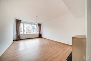 Info en bezichtiging: 02 315 51 71. <br />Gelegen aan het Rdpt de l'Etoile 5, naast de zeer gewilde Avenue Louise, op een steenworp afstand van het Zeeuwse Bos en de Abdij van de Kam, biedt We Invest u dit prachtige appartement met 2 slaapkamers van ±83 m² bruto, in gerenoveerde staat. Het bestaat uit een inkomhal met een apart toilet, een ruime, lichte woonkamer met terras, een aparte, volledig uitgeruste keuken van ±8 m² met balkon, 2 mooie slaapkamers (14 en 9 m²) en een badkamer. Recente dubbele beglazing, elektriciteit conform, EPC: C. Lift, gezonde mede-eigendom, inclusief kelder.<br />Te bezoeken zonder uitstel!