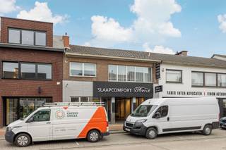 Handelshuis met ruime winkel en duplex appartement in dorp 's GravenwezelOp een zichtlocatie langs de levendige Wijnegemsteenweg in 's Gravenwezel,...