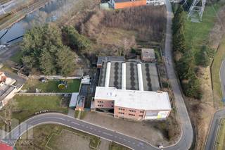 Nieuwbouw bedrijfsgebouw op maat te koop op een perceel van <strong>11.200 m²</strong> in Herentals.<br />Uitzonderlijk gelegen langs het Albertkanaal, op amper 270 m van de bedrijvige Ringlaan (R15) met onmiddellijke verbinding naar de<strong> E313.</strong><br /><br />Dankzij de ligging langs een belangrijke toegangsweg geniet de site van een <strong>fenomenale zichtbaarheid</strong>. De ligging tussen het Albertkanaal en het kanaal Bocholt–Herentals, recht tegenover de nieuwe brug aan de Herenthoutseweg, biedt een uniek en open zicht op het kanaal.<br /><br />Het gehele project kan <strong>volledig op maat</strong> worden aangepast (laadkades, sectionale poorten, vrije hoogte, met of zonder kantoren...) aan de specifieke wensen van de koper, van de indeling van de magazijnruimte tot de parkeerfaciliteiten. <br /><br />Daarnaast is ook de renovatie van het bestaande gebouw een volwaardig alternatief. Het bestaande onroerend goed beschikt over opslagruimte met kantoren. <br /><br />Binnen het geldende gewestplan zijn diverse bouwmogelijkheden toegestaan, waardoor de percelen zich perfect lenen voor uiteenlopende activiteiten zoals opslag, distributie, productie of logistiek.<br /><br />Contacteer<strong> PANORAMA B2B </strong>voor meer informatie, plannen of om een vrijblijvend bezoek in te plannen via <strong>011 220 500.</strong>