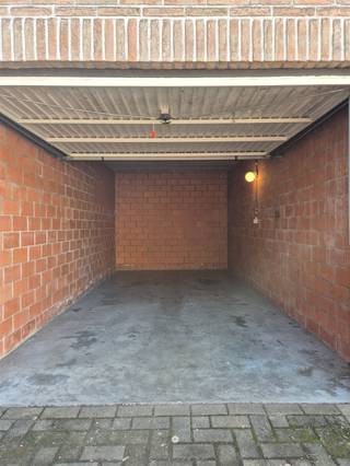<p><span>SAINT-NICOLAS</span><span> - Vous cherchez un garage à louer à Saint-Nicolas, près du centre-ville ? Alors cette annonce pourrait vous intéresser !</span></p><p><span> </span></p><p><span>Principaux atouts</span></p><ul><li><span>Situation centrale </span></li><li><span>Box très spacieux avec électricité</span></li></ul><p><span> </span></p><p><span>Le box est équipé d'une porte basculante métallique et se trouve dans le complexe de garages de la rue Lavendelstraat , box numéro 4. </span></p><p><span> </span></p><p><span>Disponible</span><span>immédiatement </span></p><p><span>Loyer </span><span>mensuel€ 75 par mois.</span></p>