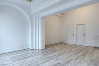 <p><span>Gelijkvloers appartement met terras!</span></p>
<p><span> </span></p>
<p><span>Dit appartement is gelegen op het gelijkvloers van een gerenoveerd pand met een gemeenschappelijke gang in de prachtige art deco stijl. Vanuit de inkomhal hebt u toegang tot de keuken die over alle comfort beschikt; een vaatwasser, een ijskast, een oven en een keramische kookplaat. Deze geeft uit op de leefruimte met veel lichtinval en authentieke elementen zoals een mozaïek-koepel. Vanuit de leefruimte heeft u toegang tot het gezellige terras. Verder heeft u een ruim slaapgedeelte van ca. 16 m². De badkamer beschikt over een lavabo met spiegel, een toilet en een douche. Verder is er een bergruimte voorzien waar u een wasmachine kan aansluiten. Tenslotte hebt u nog een private kelderruimte en kan u de fiets opbergen in de fietsenstalling.</span></p>
<p><span> </span></p>
<p><span>De locatie is zeer centraal: kortbij het Centraal Station, de Keyserlei en de Meir. De winkels op het Sint-Jansplein en de Paardenmarkt zijn op wandelafstand.</span></p>
<p><span> </span></p>
<p><span>Dit appartement is beschikbaar vanaf 1/8/2026. De gemeenschappelijke kosten bedragen 75 euro/maand en omvatten de verlichting en elektriciteit + onderhoud van de gemeenschappelijke delen. De minimum duur van de huurovereenkomst is 3 jaar.</span></p>