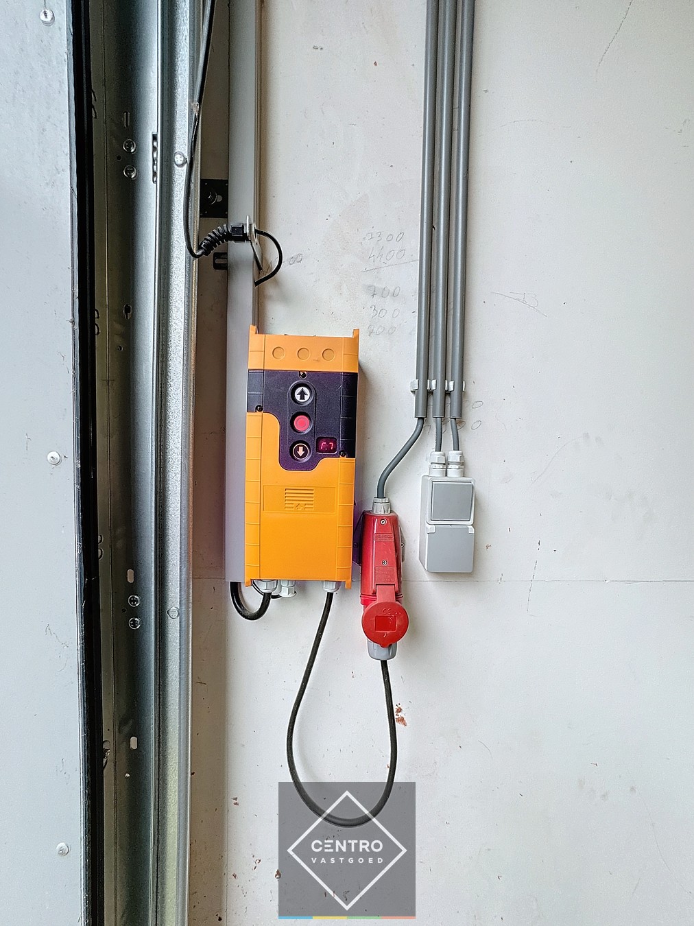 Instapklaar MAGAZIJN (50m²) met elektrische sectionaalpoort op een boogscheut van Brugge (Centrum). Parkeergelegenheid voor de deur. - foto 5