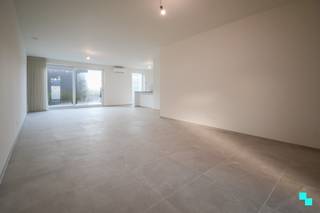 <strong>Fijn afgewerkte nieuwbouwwoning</strong> (lot 3) met zuid georiënteerde tuin en <strong>carport</strong>, gelegen op een perceel van 206 m² in een kleinschalige verkaveling. Gelegen in Hooglede (Sleihage) tussen Roeselare en Staden en met een zeer vlotte verbinding. <em>Verkoop onder BTW-stelsel. 6% BTW mogelijk onder voorwaarden. Prijzen zijn excl. kosten. </em>Indeling: inkomhal, apart gastentoilet, lichtrijke leefruimte met moderne en hedendaagse keuken en annex berging/wasplaats. Op de eerste verdieping bevindt zich de nachthal, tweede toilet, ingerichte badkamer, drie slaapkamers en berging. Exterieur: zuid georiënteerde tuin met carport en aansluitend tuinberging. Volledige afwerking inclusief gordijnen enzovoort. Ontdek de verdere technische informatie en troeven op www.bordes.be. Justine organiseert voor deze woning de bezoeken ter plaatse, mits het maken van een afspraak.