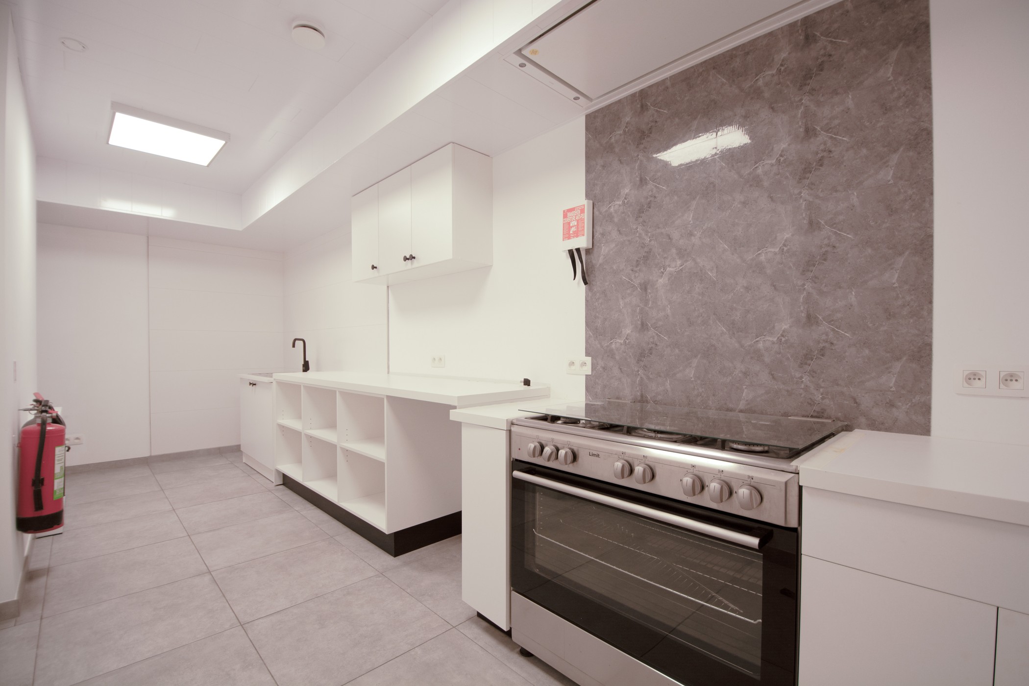 Veelzijdig handelspand met woonst te Brakel. - photo 5