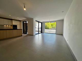 <span><span>Met trots presenteren wij u Postiljon, een <strong>uniek woonproject </strong>dat <strong>moderne architectuur</strong> en <strong>duurzaamheid</strong> perfect combineert. Gelegen in het bruisende centrum van Kruishoutem, biedt Postiljon een oase van <strong>rust en comfort</strong>. <strong>Verlaagd BTW-tarief van 6% is hier mogelijk! </strong><br /><br /><span><strong>Architectuur en Leefruimte</strong></span><br />Postiljon bestaat uit <strong>twee elegante gebouw</strong>en met een <strong>hedendaagse uitstraling</strong>, gekenmerkt door <strong>grote raampartijen</strong> die zorgen voor een overvloed aan natuurlijk licht. Tussen de gebouwen vindt u een <strong>groene binnentuin</strong> met een open karakter, perfect voor ontspanning en sociale interactie. Daarnaast zijn de gebouwen voorzien van <strong>groendaken</strong> en een <strong>groengevel</strong>, die niet alleen esthetisch aantrekkelijk zijn, maar ook bijdragen aan de <strong>biodiversiteit</strong> en <strong>energie-efficiëntie</strong>. De afwerking gebeurt met kwalitatieve materialen die voldoen aan de hedendaagse comforteisen.<br /><br /><span>Woonopties:</span><br />- 9 appartementen in gebouw A<br />- 15 appartementen in gebouw B<br />- <strong>Nog slechts enkele appartement beschikbaar!</strong><br />- Elk appartement beschikt over een <strong>ruim buitenterras</strong><br /><br /><span><strong>Duurzaamheid en Comfort</strong></span><br />Alle appartementen zijn ontworpen volgens de BEN-normen (<strong>Bijna Energie Neutraal</strong>), wat zorgt voor een minimale <strong>ecologische voetafdruk</strong> en <strong>maximaal comfort.</strong> <br /><br /><span>Energiezuinige voorzieningen:</span><br />- <strong>Warmtepomp</strong> voor efficiënte verwarming<br />- <strong>Zonnepanelen</strong> voor eigen energieproductie<br />- <strong>Vloerverwarming</strong> voor gelijkmatige warmteverdeling<br />- <strong>Passieve koeling</strong> voor aangename temperaturen in de zomer<br /><br /><strong><span>Investering in de Toekomst</span></strong><br />Postiljon is niet alleen ideaal voor <strong>eigen bewoning</strong>, maar biedt ook uitstekende mogelijkheden voor <strong>investeerders</strong>. De combinatie van een <strong>centrale locatie, duurzame technologieën en moderne voorzieningen</strong> maakt dit project een slimme keuze voor de toekomst.<br /><br /><span><span><strong>Parkeergemak</strong></span></span><br />Voor extra comfort zijn er <strong>ondergrondse staanplaatsen</strong> voorzien, zodat u altijd verzekerd bent van een veilige parkeerplek voor uw voertuig. <br /><br />Laat u inspireren en ontdek hoe Postiljon uw dromen van <strong>duurzaam en comfortabel wonen</strong> kan waarmaken. Neem vandaag nog contact met ons op voor meer informatie! <strong>Contacteer Sarah via sarah@stellarimmo.be of bel 0476/37.42.67.</strong><br /></span></span>
<div></div>
<div></div>