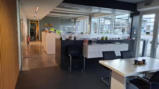 - magazijn/atelier van 252 m²- kantoor- en showroomruimte van 360 m², verdeeld over het gelijkvloers en de eerste verdieping- 10 privatieve...