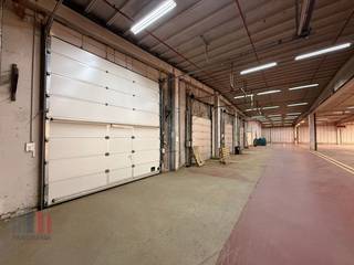 Uitstekend gelegen bedrijfsgebouw met verschillende mogelijkheden, bestaande uit een <strong>ruime magazijnruimte </strong>van 7.850 m² (hal C) en gelegen op <strong>zichtlocatie </strong>langs de <strong>E17</strong>. Vlot bereikbaar op slechts 6 minuten van de op- en afrit 15 'Sint-Niklaas centrum' van de E17, met onmiddellijke verbinding naar de E34.<br /><br />Het magazijn is uitgerust met één sectionale poort, <strong>drie laadkades</strong>, grote lichtstraten en warmeluchtblazers. Extra poorten of laadkades zijn bespreekbaar. Rond het gebouw bevindt zich een deels verhard terrein van maar liefst 3.000 m² met een zeer <strong>ruime parkeer- en manoeuvreerruimte</strong>. <br /><br />Afhankelijk van uw bedrijfsbehoeften zijn <strong>grotere of kleinere oppervlaktes beschikbaar</strong>, en er is tevens mogelijkheid tot het bijhuren van een kantoorruimte. Bovendien is een flexibele huurtermijn bespreekbaar, waardoor deze locatie zich uitstekend leent voor zowel tijdelijke als langdurige huur. <strong>Onmiddellijk beschikbaar!</strong><br /><br />Contacteer PANORAMA voor bijkomende inlichtingen of een vrijblijvend plaatsbezoek via <strong>0477 06 30 30</strong>.
