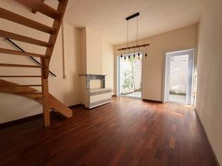 <p>Deze <strong>centraal gelegen rijwoning</strong> op een super leuke locatie vlakbij Portus Ganda.<br /><br />Bij het betreden van de woning bevindt de <strong>keuken </strong>zich aan de linkerzijde. Verderop komt u terecht in de <strong>gezellige woonkamer</strong>, die rechtstreeks toegang biedt tot de <strong>stadskoer</strong>. Dit is de ideale plek om tijdens de zomermaanden heerlijk buiten te genieten. <br /><br />Via de trap in de woonkamer bereikt u de eerste verdieping. Hier bevinden zich een <strong>apart toilet</strong>, een <strong>badkamer</strong> <strong>met veel opbergruimte</strong> en een <strong>polyvalente kamer</strong> (mogelijkheid tot extra living of bureau ruimte). Vanuit deze ruimte leidt de tweede trap naar de bovenste verdieping, waar zich <strong>twee slaapkamers </strong>bevinden. <br /><br />Dankzij de centrale ligging, twee slaapkamers en <strong>aangename buitenruimte</strong> is deze woning een interessante opportuniteit voor wie comfortabel wil wonen in het centrum van Gent. <br /><br /><strong>Indeling</strong></p>
<ul>
<li>Gelijkvloers: inkomhal, keuken, woonkamer en terras</li>
<li>Eerste verdieping: apart toilet, badkamer en slaapkamer</li>
<li>tweede verdieping: twee slaapkamers</li>
</ul>
<br />De huurprijs bedraagt €1.150,00 /maand en is <strong>onmiddellijk </strong>beschikbaar.<br /><br />Voor meer informatie en een bezoek, neem dan contact op met Debora via debora@convas.be