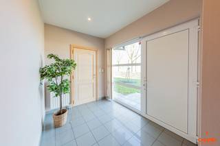Deze vrijstaande villa is gelegen te Lievegem, langs de vaart. Hierdoor geniet u van volledige rust en uniek uitzicht op het water, en met...