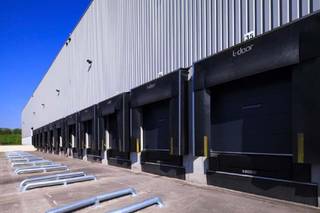 Moderne logistieke ruimte van 5.858m² te huur in een gebouw van 14.204m². De 5.858m² (unit 3) is een aparte unit die beschikt over 10 m vrije...