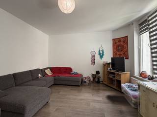 <p>Mooi appartement met 2 slaapkamers van 110 m² in een karaktervol gebouw, gelegen in het centrum van Ath.<br /><strong>Indeling:</strong> inkomhal, ruime en lichtrijke woonkamer, uitgeruste keuken met eetgedeelte, twee slaapkamers, nachthal met apart toilet, badkamer met bad en wastafel.<br />Het appartement beschikt ook over een <strong>privatieve kelder</strong>.</p><p><strong>Technisch:</strong> EPC C, dubbele beglazing, centrale verwarming op gas via een individuele ketel, elektrische installatie conform, gebouw voldoet aan de brand- en elektriciteitsnormen.</p><p><strong>Bezoeken op afspraak met IMMO BEGUIN:</strong> baptiste@immobeguin.be</p>