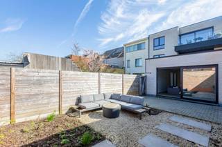 Dit éénslaapkamer appartement is zeer interessant gezien de combinatie van talrijke belangrijke parameters die samen eerder zelden te vinden zijn...