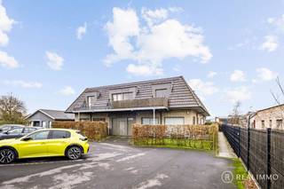 Cet exceptionnel penthouse, particulièrement spacieux et magnifiquement fini, est situé à proximité du centre de Dottignies (entité de Mouscron), à proximité immédiate de toutes les commodités nécessaires.<br />Grâce à sa situation idéale et à son excellente accessibilité, vous rejoignez les autoroutes E17 et E403 en seulement 3 minutes et les villes de Courtrai, Mouscron et Tournai en 15 minutes.<br />Composition : Spacieux hall d’entrée avec toilette séparée, trois chambres à coucher de belles dimensions dont une avec dressing séparé et salle de douche attenante. Une seconde salle de bains est équipée d’une baignoire, d’un toilette, d’une double vasque et d’une douche à l’italienne. L’appartement dispose également d’une buanderie pratique ainsi que d’un séjour lumineux comprenant un espace salon, une salle à manger et une cuisine ouverte entièrement équipée.<br />En outre, ce bien bénéficie d’un emplacement de parking privatif entièrement fermé et d’une agréable terrasse.<br /><br />PEB : 153 kWh/m²/an – très économe en énergie.<br />Chauffage : chauffage central au gaz naturel avec chauffage par le sol.<br /><br /><strong>Atouts :</strong>
<ul>
	<li>Électricité conforme</li>
	<li>2 salles de bains</li>
	<li>Grande superficie habitable</li>
	<li>3 chambres</li>
	<li>Chauffage sol</li>
	<li>Excellente accessibilité</li>
	<li>Emplacement de parking privatif</li>
	<li>Spacieuse terrasse</li>
</ul>
<br />Un bien d’exception offrant de nombreux atouts !<br /><br /><strong>Intéressé(e) ?</strong><br />Contactez Realimmo via aaron@real-immo.be ou 0471 89 28 25.