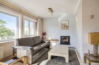 <p><span>Zeer ruim 3 (+1)-slaapkamer appartement met terras, garagebox en aparte berging, gelegen op wandelafstand van het centrum van Maaseik.</span></p><h3><span> </span></h3><h3><span>ALGEMEEN</span></h3><ul><li><span>Bouwjaar: 1973.</span></li><li><span>Appartement gelegen op de tweede verdieping. Lift aanwezig in het gebouw.</span></li><li><span>Bewoonbare oppervlakte: 112 m² (volgens EPC-attest).</span></li><li><span>Het appartement beschikt over een </span><span>uitstekend EPC-label B</span><span> en is bijgevolg niet onderhevig aan de renovatieverplichting. Bovendien is het appartement </span><span>asbestveilig</span><span>! </span></li><li><span>Afwerking met een grijs-beige tegelvloer in de leefruimtes & inkomhal en laminaatvloer in de slaapkamers.</span></li><li><span>Verwarming op aardgas.</span></li><li><span>Aluminium ramen met dubbele beglazing en vliegenhorren (2019). </span></li><li><span>KI: €974.</span></li><li><span>Zeer ruime garagebox</span><span> met automatische poort, gelegen aan de achterzijde van het gebouw. Aan de voor- en zijzijde van het gebouw is er bovendien </span><span>parkeergelegenheid voor bewoners en bezoekers</span><span>.</span></li><li><span>Aparte kelderberging en gemeenschappelijke fietsenstalling aanwezig.</span></li><li><span>Centrale ligging</span><span> op wandelafstand van het centrum van Maaseik en in de nabijheid van het sportcentrum, cultureel centrum en openbaar vervoer.</span></li><li><span>Gemeenschappelijke kosten: €289,49 per maand, inclusief privéverbruik voor water en verwarming via calorimeters, + €34,17 reservekapitaal per maand.</span></li></ul><h3><span> </span></h3><h3><span>INDELING</span></h3><h3><span> </span></h3><h3><span>APPARTEMENT</span></h3><ul><li><span>Ruime inkomhal</span><span> met toegang tot alle vertrekken.</span></li><li><span>Royale leefruimte</span><span>, voorzien van een Nestor-inbouwhaard. Dankzij de grote raampartijen geniet deze ruimte van veel natuurlijke lichtinval.</span></li><li><span>Keuken</span><span> uitgerust met een keramische kookplaat met dampkap, combi-oven, koelkast, diepvries en anderhalve spoeltafel. Vanuit de keuken is er tevens rechtstreekse toegang tot het terras.</span></li><li><span>Overdekt terras</span><span> aan de voorzijde van het appartement, voorzien van een betonvloer.</span></li><li><span>Vier slaapkamers</span><span>, rustig gelegen aan de achterzijde van het appartement. Elke slaapkamer beschikt over een laminaatvloer, verwarming en raam met vliegenhor. Eén van de slaapkamers is bovendien voorzien van aansluitingen voor wasmachine en droogkast.</span></li><li><span>Badkamer</span><span>, volledig betegeld en uitgerust met een wasmeubel met wastafel en ligbad.</span></li><li><span>Apart toilet</span><span> met fonteintje en afzuiging.</span></li></ul><h3><span> </span></h3><h3><span>KELDERVERDIEPING</span></h3><ul><li><span>Aparte kelderberging, voorzien van stopcontacten.</span></li><li><span>Gemeenschappelijke fietsenstalling.</span></li></ul><h3><span> </span></h3><h3><span>GARAGEBOX </span></h3><ul><li><span>Afgesloten garagebox met automatische poort, gelegen aan de achterzijde van het gebouw.</span></li></ul><p><span> </span></p><p><span> </span></p><p><span>Bent u op zoek naar een </span><span>uitzonderlijk ruim appartement met 3 (+1) slaapkamers, een terras, garagebox en aparte berging</span><span>, en dit alles op wandelafstand van het centrum van Maaseik? Contacteer ons gerust voor meer informatie of een bezoek ter plaatse!</span></p>