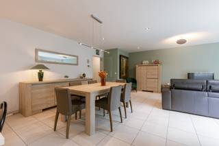 <p><strong>Lichtrijk gelijkvloers appartement met 2 slaapkamers, terras, inpandige garage en EPC A</strong></p>
<p>Comfortabel en gelijkvloers wonen in een ruim en bijzonder lichtrijk appartement? Dit appartement aan de <strong>Tramstraat 19 bus 0002 in Aartrijke</strong> combineert een aangename open leefruimte, twee slaapkamers, een privéterras, een verzorgde gemeenschappelijke tuin en een ruime garage. Met een <strong>EPC-label A (94 kWh/m² per jaar)</strong> is het bovendien energiezuinig.</p>
<p>Dankzij de volledig gelijkvloerse indeling is het appartement bijzonder interessant voor wie comfortabel en toekomstgericht wil wonen. Ook voor senioren of personen met een beperkte mobiliteit biedt deze indeling heel wat gemak.</p>
<p>De ruime leefruimte geniet dankzij de vele ramen van bijzonder veel natuurlijk licht. Er is voldoende plaats voor zowel een gezellige zithoek als een volwaardige eettafel. Aansluitend bevindt zich de moderne open keuken met heel wat ingebouwde kasten en geïntegreerde toestellen. Het praktische kookeiland biedt extra werk- en bergruimte en is bovendien voorzien van stopcontacten.</p>
<p>Het appartement beschikt over <strong>twee slaapkamers</strong>. De ruime hoofdslaapkamer is voorzien van ingebouwde kasten. De tweede slaapkamer is momenteel ingericht als bureau en kan perfect gebruikt worden als slaapkamer, logeerkamer of hobbyruimte.</p>
<p>De badkamer is uitgerust met zowel een <strong>douche als ligbad</strong>, een dubbele lavabo en spiegel. Daarnaast is er een aparte technische ruimte.</p>
<p>Buiten beschikt het appartement over een <strong>privéterras</strong>. Aansluitend bevindt zich de verzorgde <strong>gemeenschappelijke tuin</strong>, die wordt onderhouden. Zo geniet u van een aangename groene omgeving zonder zelf voor het tuinonderhoud te moeten instaan. Ook de inpandige <strong>ruime garage</strong> vormt een belangrijke praktische troef.</p>
<p>Het appartement beschikt over <strong>vloerverwarming via een warmtepomp</strong> en behaalt volgens de nieuwe EPC-simulatie een <strong>EPC-label A met een energiescore van 94 kWh/m² per jaar</strong>.</p>
<p><strong>Troeven</strong><br />✔ EPC A – 94 kWh/m²/jaar<br />✔ Volledig gelijkvloers<br />✔ Zeer lichtrijk dankzij de vele ramen<br />✔ Ruime open leefruimte<br />✔ Moderne keuken met kookeiland<br />✔ 2 slaapkamers<br />✔ Ingebouwde kasten<br />✔ Badkamer met douche én ligbad<br />✔ Aparte technische ruimte<br />✔ Vloerverwarming via warmtepomp<br />✔ Privéterras<br />✔ Onderhouden gemeenschappelijke tuin<br />✔ Ruime garage</p>
<p>Wenst u meer informatie of een bezichtiging? Contacteer Eva via 0475/69.38.22 of eva@vicusvastgoed.be</p>