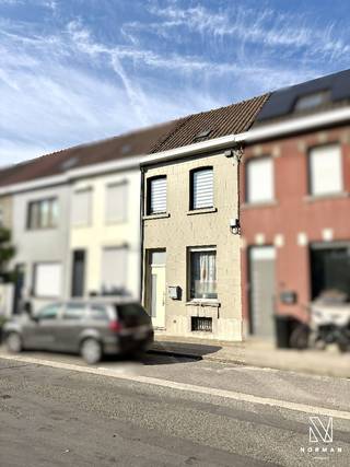 Gezellige instapklare woning met 3 slaapkamers in de Pius X wijk te Kortrijk. <br /><br />De woning heeft een inkomhall, lichtrijke open leefruimte met keuken en een badkamer met lavabomeubel en douche. Er is een afzonderlijk toilet. Op de eerste verdieping vinden we 2 slaapkamers, op het tussenverdiep is er nog een slaapkamer. De zolder is op vandaag niet ingericht maar biedt tal van mogelijkheden door de vaste trap die al aanwezig is. De woning heeft ook een praktische kelder.<br /><br />Een leuke extra is het achtertuintje/terras mét buitenbar!<br /><br />Dankzij het EPC D is er op vandaag geen renovatieplicht.<br /><br />Parkeren kan voor de deur, of er kan in de buurt een garage gehuurd worden.