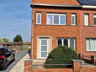 Deze ruime en goed onderhouden halfopen bebouwing biedt comfortabel wonen in een aangename en rustige omgeving. De woning beschikt over...