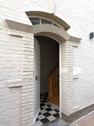 Zet jij de deur van je hart wagenwijd open voor deze charmante woning in het centrum van Schilde? Kom binnen in de inkomhal met afzonderlijk toilet en berging voor wasmachine &amp; droogkast, woonruimte met volledig ingerichte keuken in L-vorm &amp; droge voorraadkelder (ca. 9 m²).<br />Verdiep met 2 ruime slaapkamers (ca. 12,5 - 13,5 m²) en overloop met dressingmogelijkheid, douchekamer met dubbele wastafel in meubel, toilet &amp; douche.<br />Vaste trap naar zolderverdieping met mooie open ruimte tot in de nok die dienst kan doen als slaapkamer of buro.<br />Gezellig terras aan keuken, afgesloten tuin en ruime garageberging met automatische poort. Beschikbaar per 1 oktober.<br />Afspraken voor een bezichtiging op 19/06 vanaf 14u via winny.cuypers@consensus.be<br />EPC 285 kWh/m² - UC 1966132<br /> 
