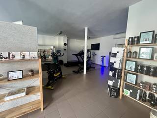 Espace bureau/commercial (262 m²) à Oostkamp, situé sur la route principale entre Bruges et la sortie E40 d'Oostkamp.Disposition :- 100 m²...