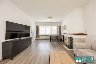 <p><span>Gelegen op een centrale locatie in Hoboken bevindt zich dit lichtrijke appartement met een vlotte bereikbaarheid en alle dagelijkse voorzieningen binnen handbereik. Dankzij de nabijheid van de A12, de Antwerpse Ring (R1) en het openbaar vervoer geniet u van een uitstekende verbinding naar Antwerpen en de omliggende gemeenten/steden. In de directe omgeving vindt u supermarkten, winkels, scholen, horecazaken en sportfaciliteiten. Daarnaast liggen ook Park Sorghvliedt en de Hobokense Polder vlakbij, ideaal voor wie graag geniet van groen en ontspanning.</span></p><p><span>Grootste troeven:</span></p><p><span>- Gerenoveerd en instapklaar <br />- Driedubbel glas<br />- Gunstige EPC-score B<br />- Terras<br />- Autostaanplaats</span></p><p><span>Indeling</span><span>:</span></p><p><span>Via de inkomhal, voorzien van voldoende ingebouwde kasten, bereikt u de ruime lichtrijke leef- en eetruimte, het gastentoilet en de badkamer. Het appartement beschikt over twee ruime volwaardige slaapkamers van 16 m² en 12 m², waarvan de grootste slaapkamer toegang biedt tot het zonnige terras. De volledig geïnstalleerde keuken is uitgerust met alle nodige toestellen en voldoende kastruimte. De badkamer beschikt over een ligbad, wastafel en aansluiting voor een wasmachine. Tot slot is er een private autostaanplaats in de gemeenschappelijke garage met elektrische sectionaalpoort.</span></p><p><span>Het appartement kan desgewenst ook volledig gemeubeld worden aangekocht. De meubels zijn bespreekbaar en zijn dus optioneel mee aan te kopen.</span></p><p><span>Voor meer informatie kan u terecht bij Area Partners: <span>info@area.be</span></span><span> of 03/284.60.60</span></p>