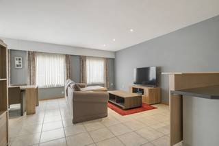 Ben jij op zoek naar een betaalbare woonst in Oostkamp/Ruddervoorde? Wil je eveneens een garage hebben? Wil je een rustige ligging hebben? Gevonden!<br /><br />Dit ruime appartement (98 m2) is gelegen in de Sportstraat te Ruddervoorde.<br />Het gebouw heeft nauwelijks gemeenschappelijke kosten (geen syndicus), dus eveneens interessant voor investeerders!<br /><br />Het appartement bestaat uit:<br />inkomhal<br />ruime leefruimte met open keuken<br />twee ruime slaapkamers (17 &amp; 13 m2)<br />badkamer met ligbad en douche<br />berging met aansluiting wasmachine<br />apart toilet<br /><br />Meer info?<br />Bel Nicola 7/7 via 0479/43 30 86!