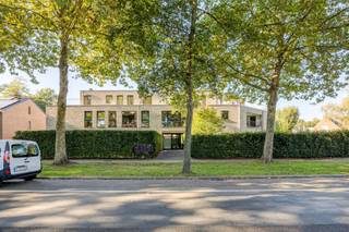 <p>Energiezuinig appartement met 1 slaapkamer, terras en autostaanplaats. Gelegen in een rustige woonwijk, op wandelafstand van het station van Ekeren en nabij het centrum van Ekeren, scholen (o.a. AIS), invalswegen en oprit A12 - Antwerpse ring.<br />Indeling: V1: Inkomhal met apart toilet, leefkamer op tegel (35 m2) met open keuken met toestellen, terras (7 m2), 1 slaapkamer (13 m2), badkamer (D) met aansl. wm, berging. Ondergrondse autostaanplaats en gemeenschappelijke fietsenberging zijn inbegrepen.<br />Extra's:<br />- EPC A<br />- goedgekeurde elektriciteit<br />- asbestveilig</p><p>APPARTEMENT IS MOMENTEEL VERHUURD à 750,00 euro/maand + 35,00 euro kosten</p><p>Info: 03 283 83 00 - noord@sinjoor.be. </p>