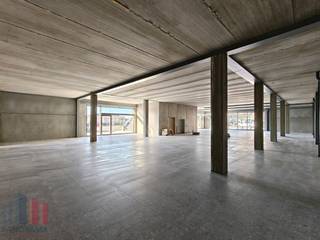 Gloednieuwe gelijksvloerse casco <strong>handels- of kantoorruimte</strong> met een oppervlakte van <strong>503 m²</strong> te huur.<br />Fantastisch gelegen langs de commerciële Torhoutsesteenweg met een vlotte bereikbaarheid met het openbaar vervoer. Geniet dankzij de talrijke raampartijen van veel natuurlijk lichtinval. In combinatie met de ligging is dit dé ideale locatie om uw bedrijf in de kijker te zetten.<br /><br />De ruimte is volledig casco en kan naar eigen wens worden ingericht, waarbij de talrijke raampartijen zorgen voor een overvloed aan natuurlijk licht. Dit, in combinatie met de toplocatie, maakt dit de ideale plek voor uw bedrijf. De ruimte is beschikbaar bij oplevering en biedt tal van mogelijkheden voor verschillende bedrijfsactiviteiten.<br />Ruime parkeermogelijkheden. Beschikbaar bij oplevering.<br />Eventueel op te splitsen in twee ruimtes.<br /><br />Contacteer <strong>PANORAMA B2B</strong> voor bijkomende (technische) inlichtingen, plannen of een vrijblijvend plaatsbezoek <strong>0479 70 70 73</strong>.