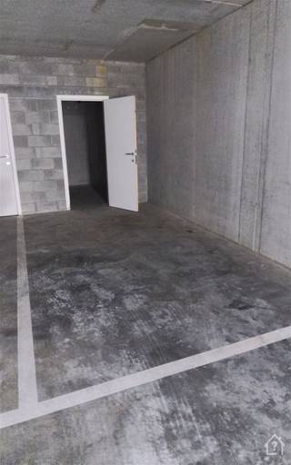 Parking souterrain à louer à Onze-Lieve-Vrouw-Waver.Ce parking sécurisé est situé dans le centre-ville d'Onze-Lieve-Vrouw-Waver  et se trouve dans un...