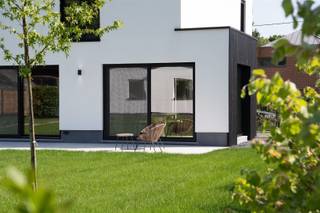 <p><span>Lichtrijk en stijlvol wonen in energiezuinige villa!</span></p><p><span>Dit eigendom, gelegen op de gewestweg tussen Zoersel en Sint-Antonius, is volledig heropgebouwd, quasi nieuwbouw, energetisch gemaakt naar de noden van morgen.</span><span> Deze woning kan aangekocht worden onder 2% registratierechten (enige/eigen woonst).</span></p><p><span>Energiezuinig, lichtinval en comfort zijn hier de sleutelwoorden. Waar je ook bent in deze woning, veel natuurlijk licht omringt je in elke ruimte.</span></p><p><span>Via de centrale inkomhal met gastentoilet heb je rechts vooraan een kantoorruimte (17 m²) met een aparte zij-ingang, ideaal voor ondernemer of vrij beroep. </span></p><p><span>Langs de andere zijde wandel je via een smeetijzeren glazen deur binnen in de leefruimte met grote raampartijen, hierbij een goede lichtinval en mooi uitzicht op de tuin. </span></p><p><span>Een open indeling met zithoek en eetplaats met schuiframen (incl vliegenraam) naar het terras toe en een strakke keuken voorzien van een eiland met marmer werkblad en ontbijtplek, opbergkasten, alle nodige toestellen (AEG) en comfort. Aangrenzend een ruime berging/mud-room, met de technische ruimte netjes ingewerkt in een ingemaakte kast, aansluiting voor wasmachine/droogkast en een toegangsdeur naar het terras en aangename tuin. </span></p><p><span>Op de eerste verdieping zijn er drie ruime slaapkamers allen voorzien van maatkasten, elektrische rolluiken en airco. </span></p><p><span>De master bedroom (19 m²) is een paradijsje op zich, met een ruime doorloop dressing (7 m²) en een ensuite badkamer met een dubbel lavabomeubel, inloopdouche en toilet. </span></p><p><span>Verder op de nachthal een apart toilet, een tweede (19 m²) en derde (14 m²) slaapkamer, deze delen de tweede badkamer die eveneens voorzien is van een dubbel lavabomeubel met LED-spiegel en inloopdouche. </span></p><p><span>De netjes aangelegde tuin is zeer onderhoudsvriendelijk, volledig omheind en biedt voldoende ruimte voor ontspanning. Het bijgebouw (31 m²) achteraan met zowel toegang langs de tuin als via een aparte oprit aan de straatkant met automatische toegangspoort is ideaal als garage, tuinhuis, hobbyruimte of polyvalente ruimte. Extra troef is het overdekt terras (11 m²), perfect voor de avondjes in de buitenlucht.</span></p><p><span>Afwerking met kwalitatieve materialen, EPC label A (onder E-peil 20), gelijkvloers volledige vloerverwarming aangestuurd door lucht/waterpomp, 1</span><span><sup>ste</sup></span><span> verdieping airco warmen/koelen, inbouwspots, LEd-strip verlichting, hemelwaterput 5.000 liter, er worden nog ca 13 zonnepanelen geplaatst.</span></p><p><span>Centrale ligging omwille van de</span><span> goede verbinding met uitvalswegen en oprit autostrade E314, alsook mooie fiets- en wandelroutes in de omgeving.</span></p><p><span>Kortom, een prachtige energiezuinige 100% instapklare nieuwe thuis, contacteer ons voor bijkomende info of plan een bezoek!</span></p><p><span> </span></p>