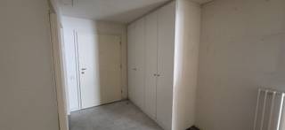 Totale oppervlakte van het appartement: 126m² + terras van 26m².<br />Het appartement bevind zich op de 6<sup>e</sup> verdieping van Residentie Hertogenpark. Dit appartement is werkelijk aan een totale renovatie toe.<br />In bijlage ziet u de <strong>foto’s van de bestaande toestand en enkele impressies van hoe het zou kunnen worden.</strong><br /><br />Zeer ruime inkomhal met vestiaire, gastentoilet en berging/wasplaats. Naar de woonkamer toe hebben wij eerst een momenteel half open keuken van 2.40m x 4.80m. Woon-eetkamer van 7.03m x 6.60m. Vanuit de woonkamer en de twee slaapkamers hebben wij toegang tot het terras van 26m².<br />Nachthal met toegang tot de twee slaapkamers. Een eerste logeerkamer van 5.28m x 2.20m met eigen douchekamer. Daarnaast hebben wij de hoofdslaapkamer in combinatie met een dressingruime en een badkamer.<br />Ondergronds bevind zich een ruime kelderberging van +/- 9m². Deze zit mee in de prijs vervat.<br /><br />Mogelijk om tot aankoop over te gaan van 2 ondergrondse autostaanplaatsen.<br />*Gunstige score: Appartement <strong>EPC 103</strong> kWh/m² jaar. Is een <strong>B score!</strong><br /><br /><strong><u>Woordje uitleg over deze unieke Residentie:</u></strong><br /><strong><em>Residentie ‘Hertogenpark’</em></strong><em> of hoe wonen resideren wordt!<br /><br /><strong>Op 100 meter van de Jan Van Rijswijcklaan en in de Markgravebuurt bevindt zich deze hoogstaande Residentie ‘Hertogenpark’. Wonen met een hotelgevoel is hier de standaard. De royale inkomhal, die trouwens volledig vernieuwd werd maakt dit al van bij het binnenkomen van het gebouw duidelijk. Het gemeenschappelijke binnenzwembad en de aansluitende saunaruimte zorgen voor ontspanning, net als de lounge waar geregeld exposities en kleinschalige concerten plaatsvinden voor de liefhebbers.<br />Eveneens is er in de ondergrondse garage een ruime wasplaats voor de wagen! Ook het comfort van 2 conciërges is niet te onderschatten.<br />Ook een aparte ruimte waar koerierdiensten hun pakjes kunnen opbergen. Het gebouw wordt tot in de puntjes verzorgd en het afval wordt op elke verdieping gesorteerd en verzameld.<br />De mobiliteit is bovendien ideaal: vlakbij de invalswegen om vlot in en uit de stad te rijden, op wandelafstand van openbaar vervoer en met allerlei winkels op enkele stappen van het appartement.<br />De veiligheid, orde en netheid welke door de 2 conciërges dagelijks wordt opgevolgd en welke beurtelings van dienst zijn zorgen voor een rustige, sfeervolle en aangename bewoning.<br />De beveiligde ondergrondse parkings en de grote terrassen geven een perfecte samensmelting van luxe. Mensen die niet de zorg van een villa willen, maar wel de geborgen luxe van een residentieel appartement, vinden in de Residentie precies wat ze zoeken.</strong></em><br /> <br />