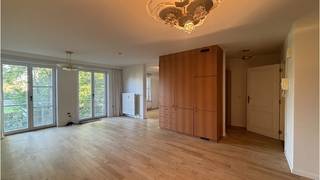 Instapklare en comfortabele <strong>SERVICEFLAT - ASSISTENTIEWONING</strong> te koop in <strong>Residentie Ter Walle </strong>dichtbij het centrum van <strong>Brugge</strong>.<br />De residentie is rustig gelegen in een groene omgeving met parktuin, rozentuin en vijver.<br />Ideaal als vastgoedinvestering of voor eigen gebruik (65+)<br />+ Instapklaar!<br />+ Geschikt voor minder mobiele personen!<br />+ Energielabel B! <br />+ Asbestveilig!<br />+ Erkend door Zorg en Gezondheid van de Vlaamse overheid!<br />+ Uitstekende mobiscore 9,1 op 10!<br /><br />De flat omvat een inkom hal, een lichtrijke leefruimte met open ingerichte kitchenette, een volwaardige slaapkamer met ensuite badkamer met inloopdouche.<br />Een grote raampartij zorgt voor veel lichtinval in de leefruimte.<br />Volgende voorzieningen zijn aanwezig:<br />- noodknop<br />- video-intercom<br />- badkamer met steungrip en zitje<br /><br />Bewoners kunnen gebruik maken van de gemeenschappelijke ruimtes voor sociaal contact en ontspanning.<br />Ze kunnen ook een beroep doen op de diverse functionaliteiten en diensten op het gebied van wonen, zorgen en activiteiten.<br /><br />Vastgoedinlichtingen in aanvraag<br />P-score=D G-score=D<br />#vastgoedinvestering #brugge