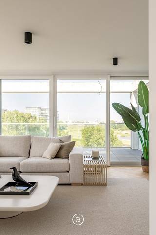 Op de zesde verdieping van de stijlvolle residentie "Infinity" bevindt zich dit schitterend appartement.<br /><br />We betreden het appartement via de inkomhal met gastentoilet die uitgeeft naar de ruime en lichtrijke leefruimte bestaande uit de living, eetplaats en schitterende open keuken. Daarnaast bestaat het appartement uit 3 slaapkamers, 2 badkamer en een ruime berging. <br />Het volledige appartement is omringd door erg ruime terrassen waar u geniet van een zonnige oriëntatie en prachtig zicht op de golf en de zee. <br /><br />Extra troeven:<br />- veel maatwerk<br />- mogelijkheid tot aankoop van een garagebox in de residentie<br />- fietsenberging