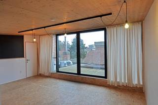 Werk-/leefruimte met privé sanitaire cel en kitchenette te huur in het hart van Merelbeke Bent u op zoek naar een compacte en efficiënte woon (...