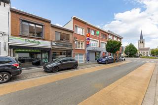 Op een uiterst commerciële toplocatie in het centrum van Wommelgem bevindt zich dit karaktervol handelshuis met twee handelspanden én een...