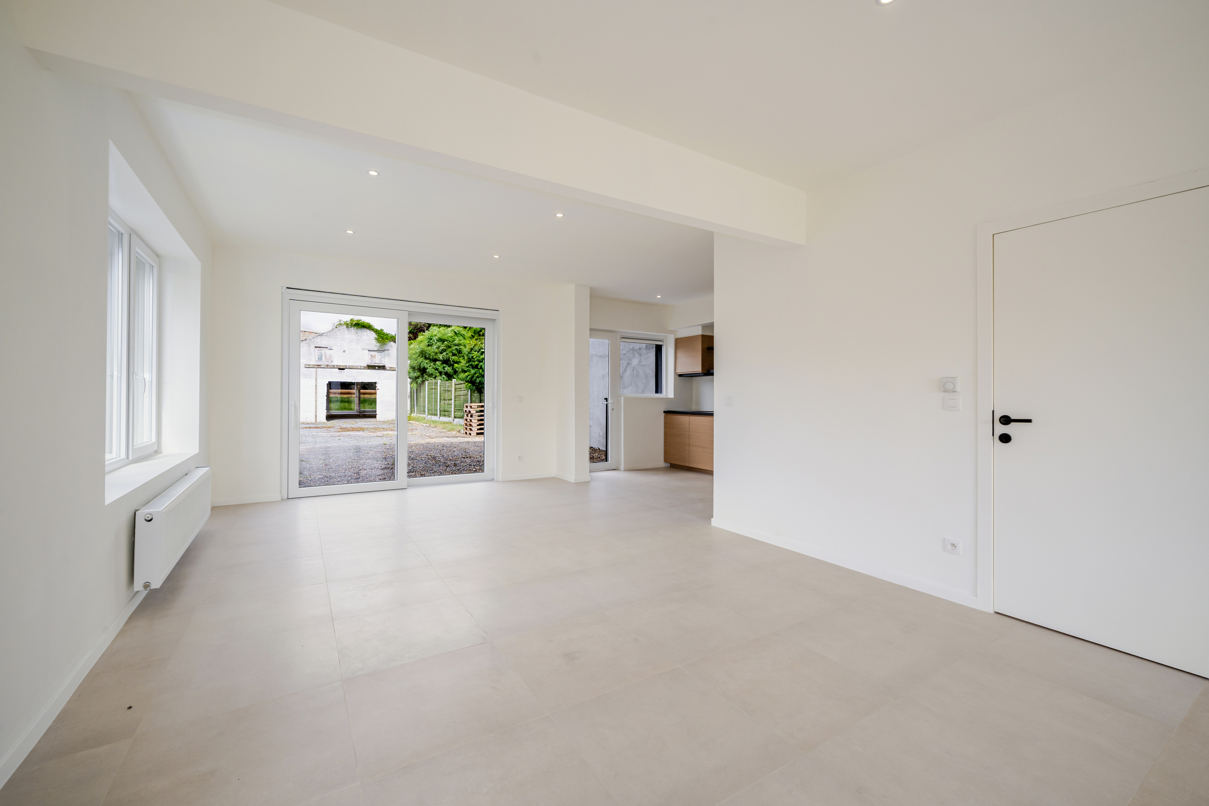 Instapklare gezinswoning met ruime loods in groene omgeving - foto 4