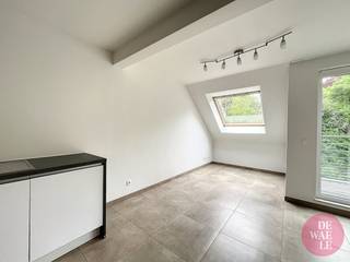 De woonoppervlakte van 47,19m², waaronder een ruime woonkamer/keuken van 35m², biedt u een comfortabele ruimte om te ontspannen en uw gasten te ontvangen. De studio heeft ook een inkomhal met een apart toilet, wat voor extra privacy zorgt. Geniet van momenten van ontspanning op het terras op het westen, dat een adembenemend uitzicht biedt op het omringende groen. Stel je voor dat je 's ochtends aan je koffie nipt terwijl je de weelderige natuur om je heen bewondert. De badkamer is uitgerust met een ligbad, een wastafel en een wasmachineaansluiting, zodat u van alle gemakken voorzien bent die u dagelijks nodig heeft. De ruime keuken is volledig uitgerust, ideaal voor kookliefhebbers en gezelligheid. Bovendien is een parkeerplaats bij de huur inbegrepen, waardoor u verzekerd bent van een gemakkelijke en veilige toegang tot uw voertuig. De maandelijkse kosten van € 145 zijn inclusief vloerverwarming en gemeenschappelijke kosten, zodat u gerust kunt zijn over extra kosten. Deze studio heeft een C+-energieklasse, wat een optimale energie-efficiëntie en aanzienlijke besparingen op uw rekeningen garandeert. Hij is onmiddellijk beschikbaar, zodat u er snel in kunt trekken en van uw nieuwe omgeving kunt gaan genieten. Mis deze unieke kans niet om te wonen in een studio-appartement op de 3e en laatste verdieping, dicht bij het prachtige Lakenpark. Neem nu contact met ons op om een bezichtiging te regelen en te profiteren van deze uitzonderlijke kans.